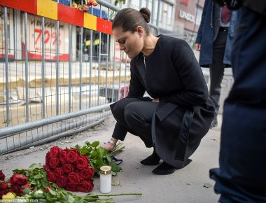 Σουηδία: Δάκρυσε η πριγκίπισσα Βικτώρια στο σημείο του μακελειού της Στοκχόλμης (φωτό, βίντεο)